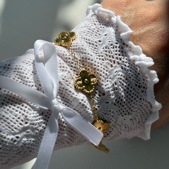 Anthropologie Jewelry - New Alhambra Gold Gold 18K plated Stainless Steel floral Bracelet Clover